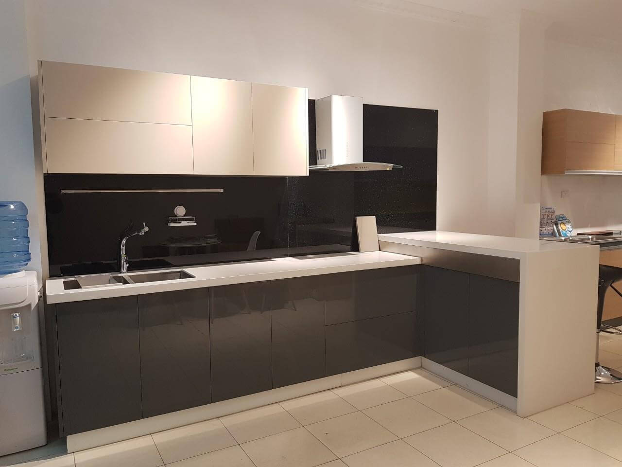Sử dụng đá ốp bếp solid surface Hàn Quốc tạo cho không gian bếp đơn giản nhưng rộng rãi, giữ cho bề mặt luôn sạch sẽ và gọn gàng đá ốp bếp màu trắng
