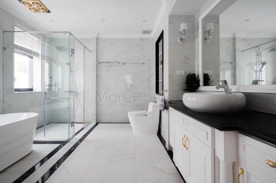 Phòng tắm master sang trọng của biệt thự với cách phối hợp ăn ý của đá nhân tạo, lavabo và gạch lát nền LG đá ốp tường phòng tắm