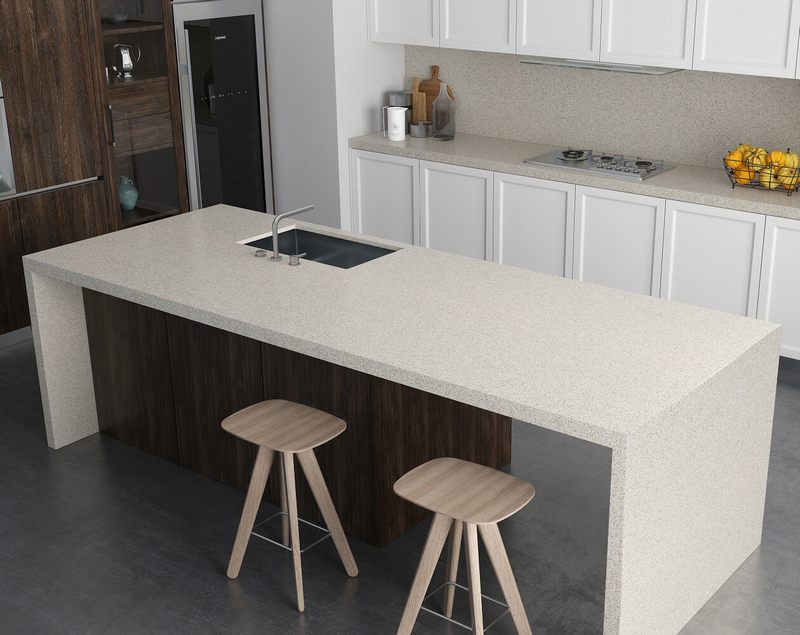 Đá ốp đảo bếp đá nhân tạo khả năng chống chịu lực nhiệt cao, chống nước tốt, vượt trội với khả năng uốn cong không để lại vết nối mang tới một mặt phẳng đồng nhất đem tới tính năng sử dụng và tính thẩm mỹ cao. Thi công đá bàn đảo bếp