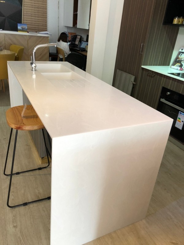 Đảo bếp màu trắng mang đến vẻ trang nhã, thanh lịch cho không gian bếp ăn của gia đình. Thi công đá bàn đảo bếp