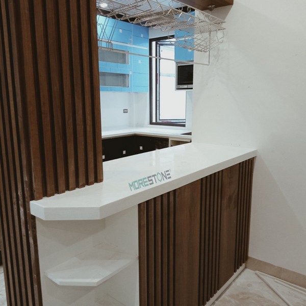 Đá ốp đảo bếp với kiểu dáng thiết kế sáng bóng, nhẵn mịn góp phần mang đến cho không gian sống của gia đình sự tiện nghi. Thi công đá bàn đảo bếp