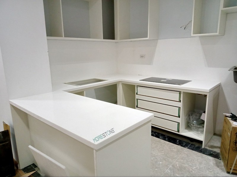 Đá bàn đảo bếp nhẵn mịn mang đến sự tiện nghi, trang nhã cho không gian ấm cúng của mỗi gia đình. Thi công đá bàn đảo bếp