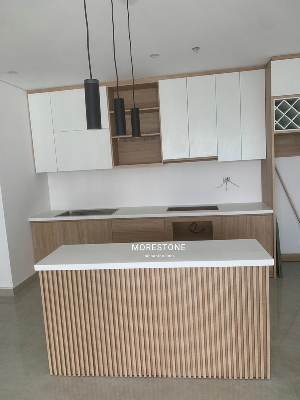 Đá ốp đảo bếp đá nhân tạo với tính năng sử dụng cao với ưu điểm uốn cong vượt trội không để lại vết nối tạo nên bề mặt không tì vết. Thi công đá bàn đảo bếp