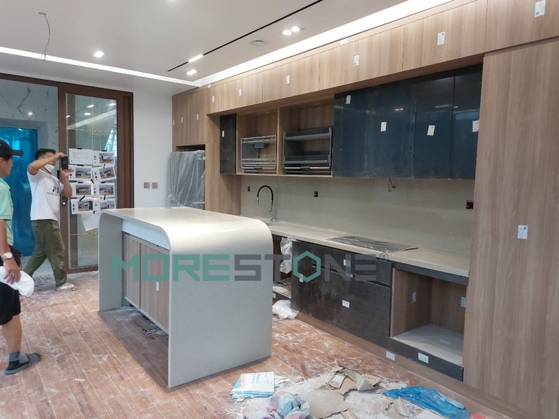 Đá ốp đảo bếp đá nhân tạo với khả năng uốn cong sử dụng tiện nghi thoải mái không gian gọn gàng ngăn nắp mang tới thẩm mỹ cao. Thi công đá bàn đảo bếp