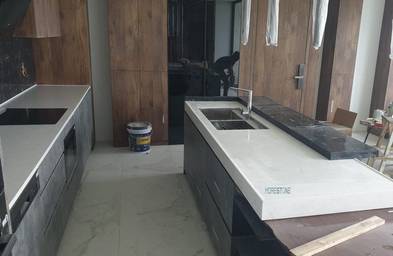 Bàn đảo bếp có bồn rửa được thiết kế với đầy đủ những tiện nghi mang đến cho không gian sống của gia đình sự sang trọng. Thi công đá bàn đảo bếp