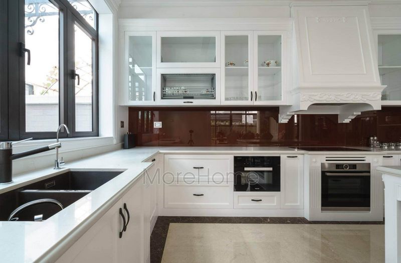 Việc thi công tủ bếp gỗ tự nhiên giúp tạo nên một phong cách tân cổ điển cho căn biệt thự cao cấp.