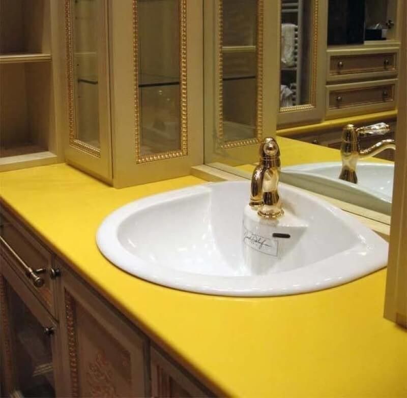 Màu sắc tươi sáng và thẩm mỹ của bàn đá nhân tạo đem lại sự cao trọng cho không gian.