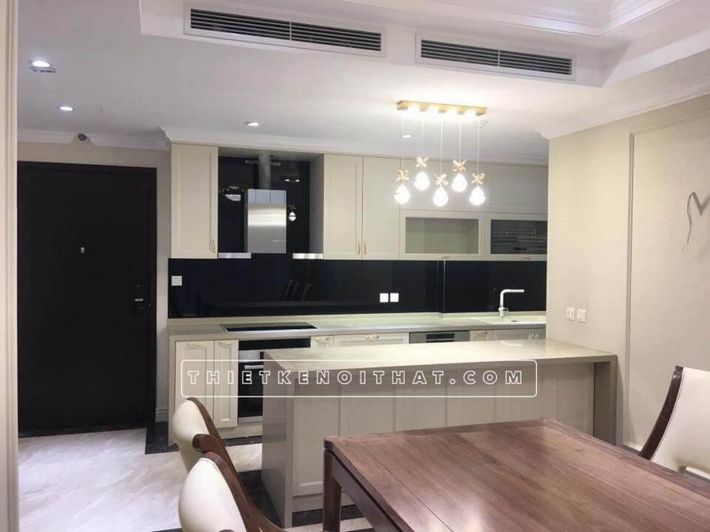 Khu vực bếp tân cổ điển được lắp đặt với cửa ra vào quay lưng để đảm bảo luồng khí phong thủy đi theo hướng đúng, mang lại nhiều may mắn và tài lộc cho chủ nhà.
